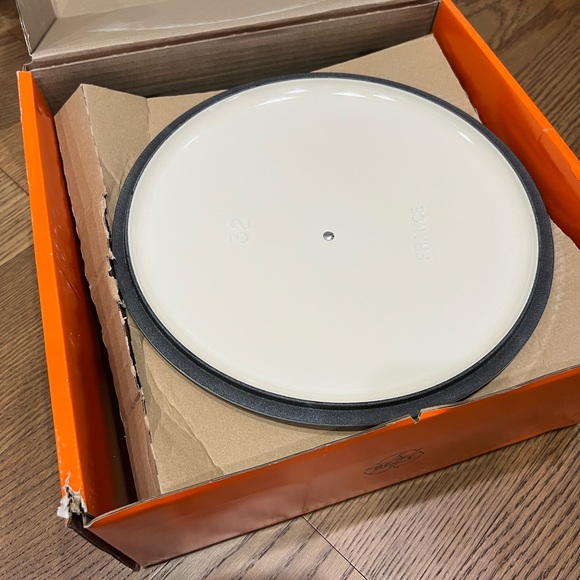 Le Creuset Enameled Cast Iron Signature Chef Dutch Oven - Sea Salt 7.5 qt - Picture 7 of 13